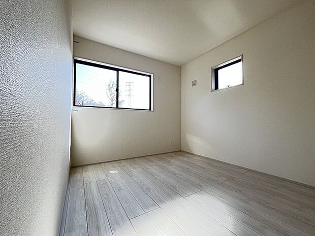 今からここを誰のお部屋にしようか、そんな洋室。大きさは5.2帖です。