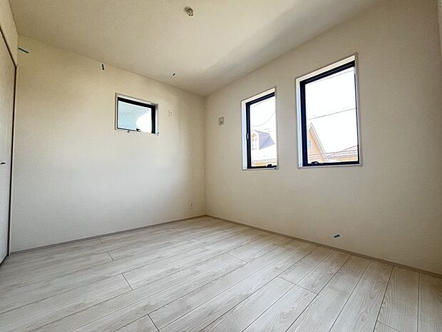 2面採光を確保した明るい室内は、爽やかな風を感じる居心地の良い空間です。