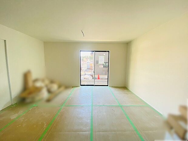 家族団欒のリビング。陽光差し込む食卓には家族の会話とスマイルが溢れます。いつまでもここで食卓を囲みたくなる、そう感じさせてくれるスペース。