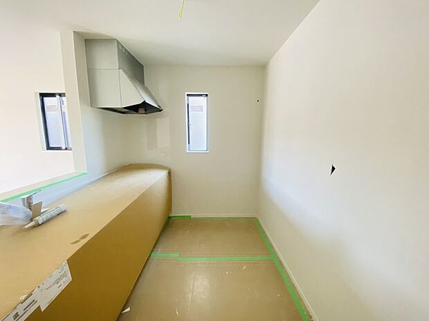 リビングにいる家族の顔が見渡せるカウンターキッチン。お料理もより一層おいしく、楽しく。食器棚を背面に設置しても十分な広さを確保しています。