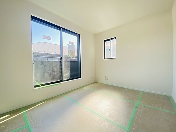 大きな開口部から明るい光が差し込む、日中の室内の明るさがこの部屋の魅力です。