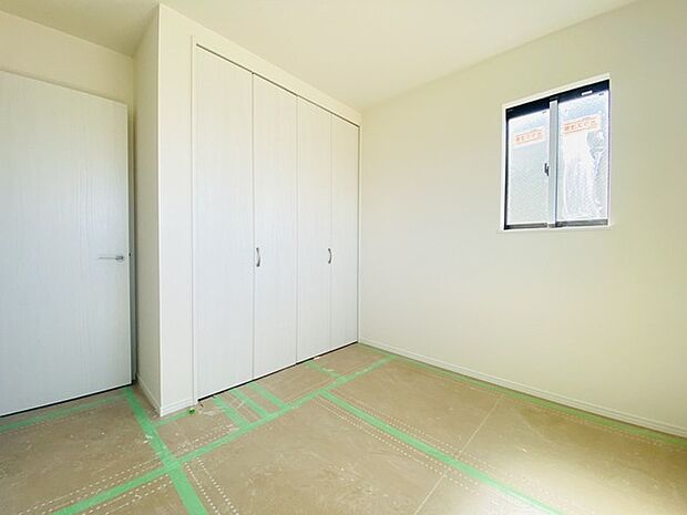 衣類の整理整頓に嬉しいクローゼット付きのお部屋。お子様のお部屋としても便利です。
