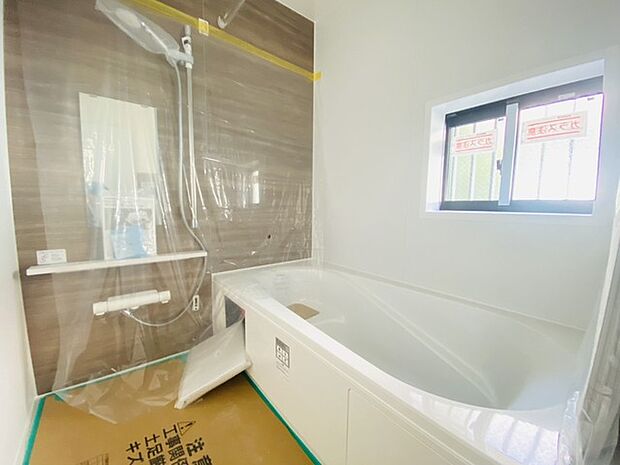 その日の疲れをゆっくりと落としてくれる場所、お子様との大事なひと時を楽しくしてくれる場所。曲線美も感じられるくつろぎのバスタブは、半身浴も楽しめる居心地の良さ。