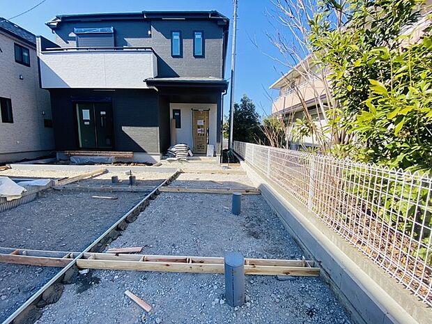 セカンドカーや来客時にも便利なカースペース2台分ございます。 