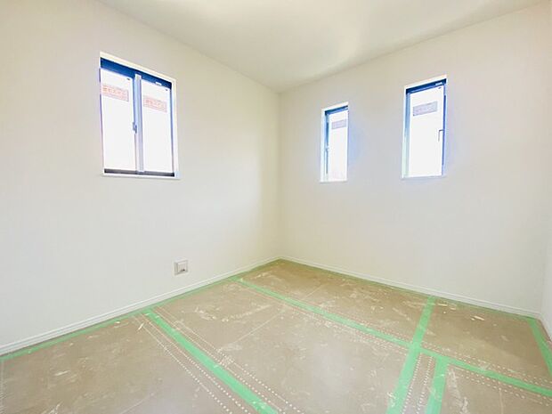 どんな家具にでも相性が良い清潔感ある白色調のクロスを採用。主張しすぎない配色、耐久性にも優れた床材は日々のメンテナンスも楽に、快適に過ごして頂けるよう考えられています。