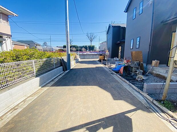 前面道路は通り抜けができないため、交通量が少なく静かな住環境です。