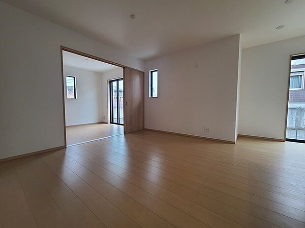 家族団欒のリビング。陽光差し込む食卓には家族の会話とスマイルが溢れます。いつまでもここで食卓を囲みたくなる、そう感じさせてくれるスペース。 