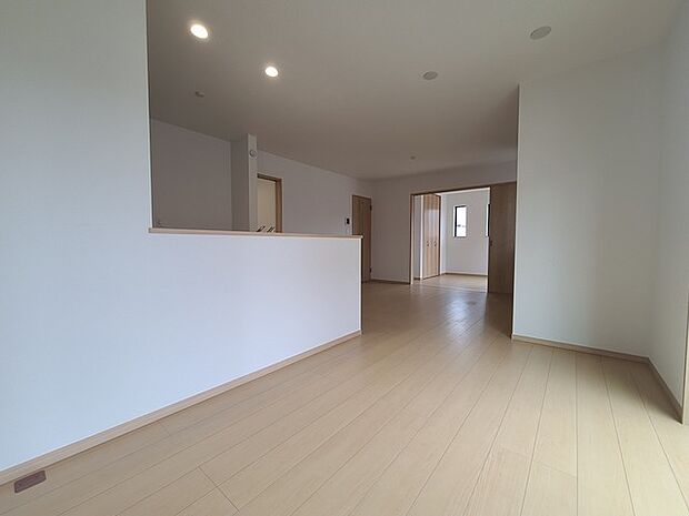 家族団欒のリビング。陽光差し込む食卓には家族の会話とスマイルが溢れます。いつまでもここで食卓を囲みたくなる、そう感じさせてくれるスペース。 