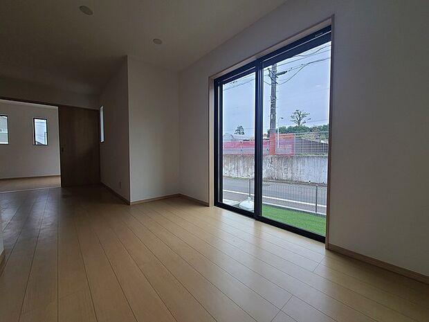 家族団欒のリビング。陽光差し込む食卓には家族の会話とスマイルが溢れます。いつまでもここで食卓を囲みたくなる、そう感じさせてくれるスペース。 