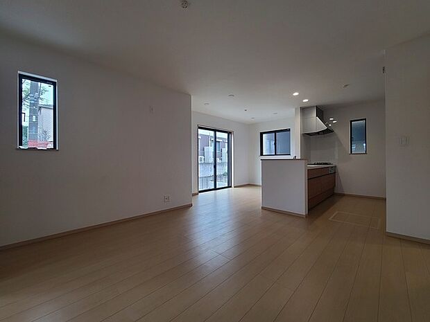 家族団欒のリビング。陽光差し込む食卓には家族の会話とスマイルが溢れます。いつまでもここで食卓を囲みたくなる、そう感じさせてくれるスペース。 