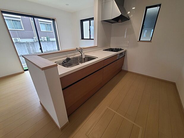 リビングにいる家族の顔が見渡せるカウンターキッチン。お料理もより一層おいしく、楽しく。食器棚を背面に設置しても十分な広さを確保しています。 