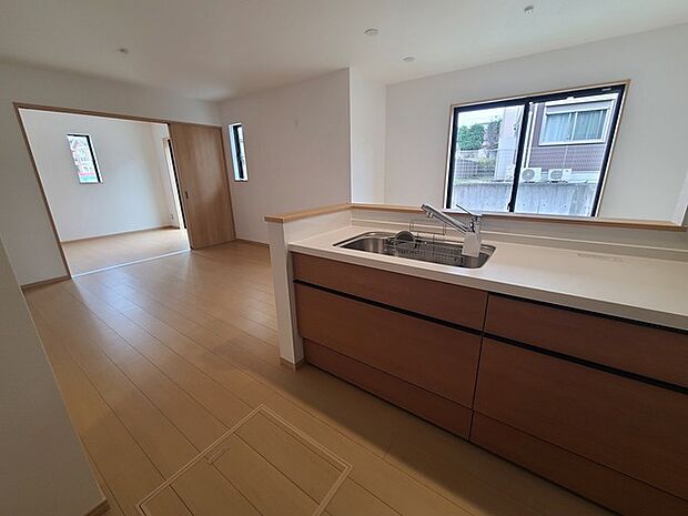 家族団欒のリビング。陽光差し込む食卓には家族の会話とスマイルが溢れます。いつまでもここで食卓を囲みたくなる、そう感じさせてくれるスペース。 