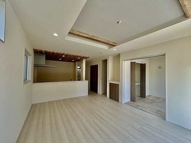 いつも家族の集まるリビングは広々とした17帖。通風・採光にも優れ、心安らぐ風と光がたえない空間。汎用性に富んだ居住スペースと、高揚感さえも与えてくれる住空間です。