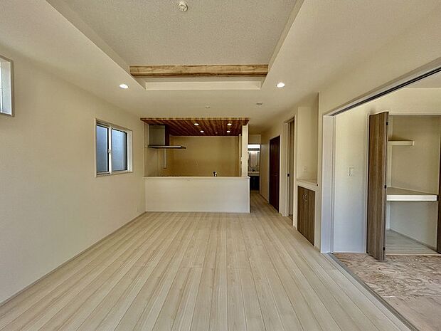 扉を開放するとLDKと和室を一体利用できる空間!扉を閉めると独立した空間としても活用できます。