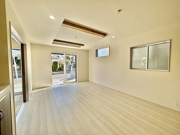 家族団欒のリビング。陽光差し込む食卓には家族の会話とスマイルが溢れます。いつまでもここで食卓を囲みたくなる、そう感じさせてくれるスペース。