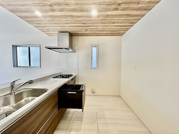 リビングにいる家族の顔が見渡せるカウンターキッチン。お料理もより一層おいしく、楽しく。食器棚を背面に設置しても十分な広さを確保しています。