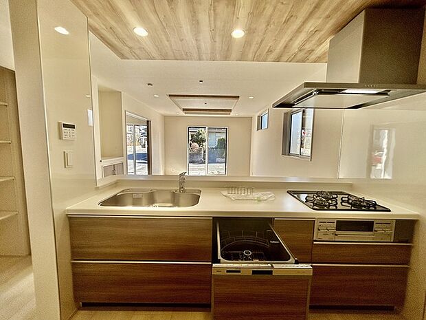 リビングにいる家族の顔が見渡せるカウンターキッチン。お料理もより一層おいしく、楽しく。食器棚を背面に設置しても十分な広さを確保しています。