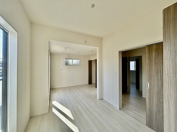 ご家族様の成長に合わせて、仕切りをつけれる洋室です。