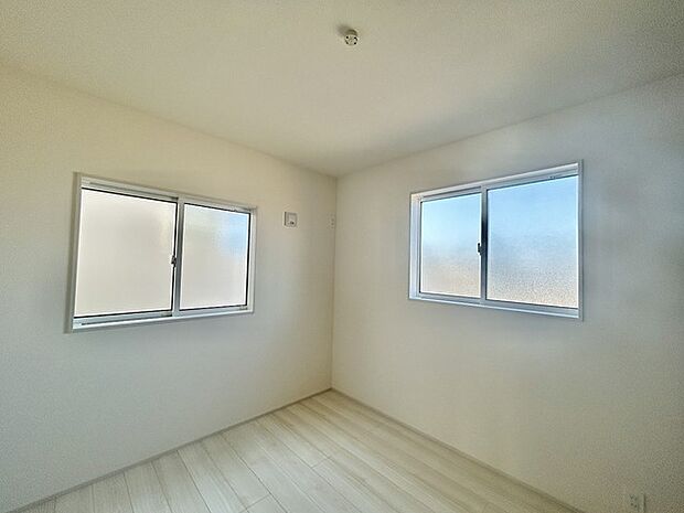 衣類の整理整頓に嬉しいクローゼット付きのお部屋。お子様のお部屋としても便利です。