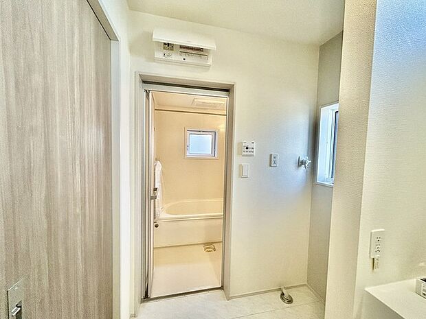 白を基調にした清潔感のあるランドリスペース