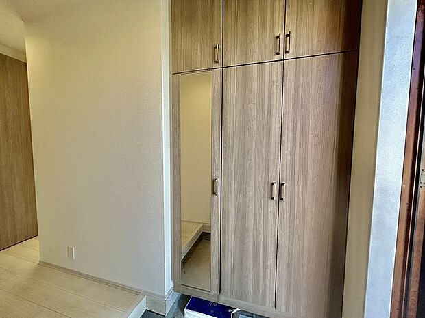 明るく開放的な玄関、靴の脱ぎ履きもしやすく、収納も豊富でご家族皆様の靴をスッキリ収納できます。