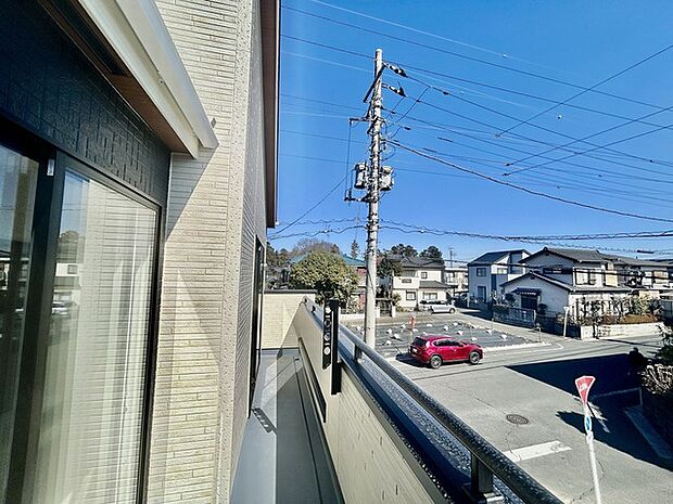 南側のお部屋から出入りできる、奥行きのあるワイドバルコニー。心地よい陽射しと暖かな風を楽しむことが出来ます。