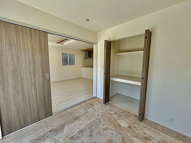 2面採光を確保した明るい和室は、爽やかな風を感じる居心地の良い空間です。