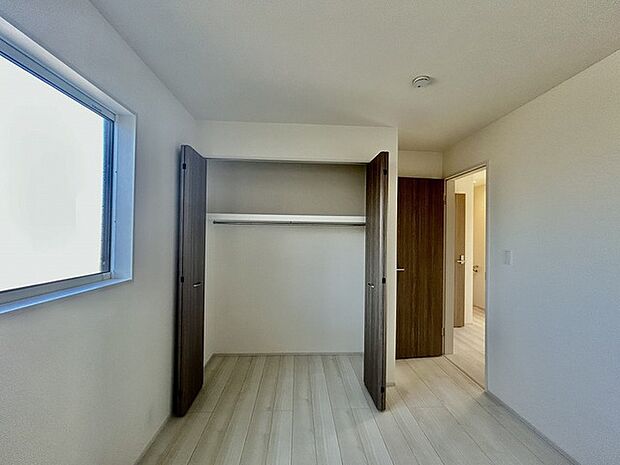 今からここを誰のお部屋にしようか、そんな洋室。大きさは5帖です。