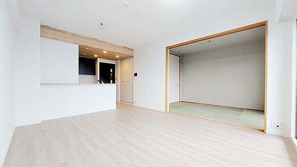 扉を開放するとLDKと洋室を一体利用できる空間！扉を閉めると独立した空間としても活用できます。