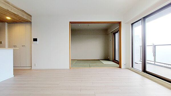 家族や友人、両親、親戚とこれから沢山の時間を紡ぐのだろう。そこを彩るのは窓から見える青い空、心地よい緑。そんなイメージが膨らむリビングスペース。