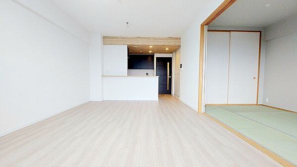 どんな家具にでも相性が良い清潔感ある白色調のクロスを採用。主張しすぎない配色、耐久性にも優れた床材は日々のメンテナンスも楽に、快適に過ごして頂けるよう考えられています。