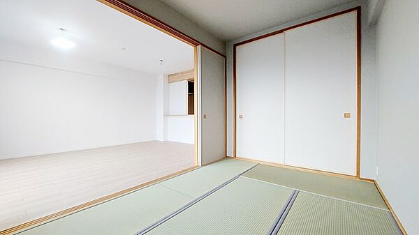 大きな開口部から明るい光が差し込む、日中の室内の明るさがこの部屋の魅力です。