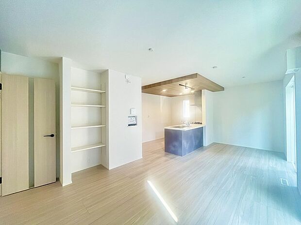 家族団欒のリビング。陽光差し込む食卓には家族の会話とスマイルが溢れます。いつまでもここで食卓を囲みたくなる、そう感じさせてくれるスペース。