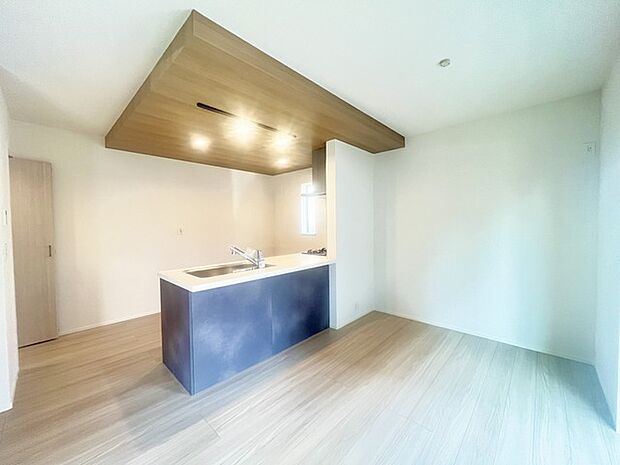 家族団欒のリビング。陽光差し込む食卓には家族の会話とスマイルが溢れます。いつまでもここで食卓を囲みたくなる、そう感じさせてくれるスペース。 