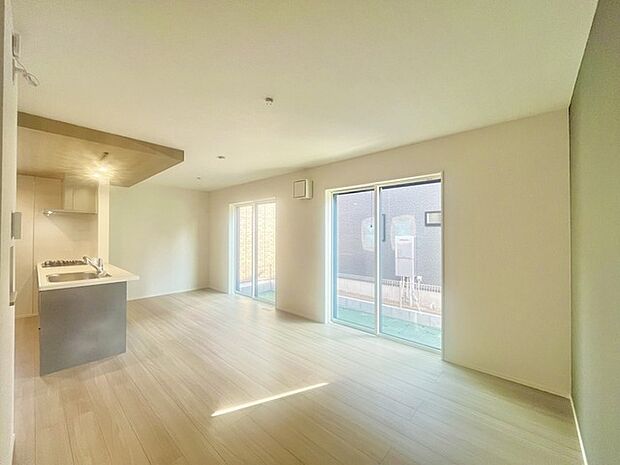 家族や友人、両親、親戚とこれから沢山の時間を紡ぐのだろう。そこを彩るのは窓から見える青い空、心地よい緑。そんなイメージが膨らむリビングスペース。 