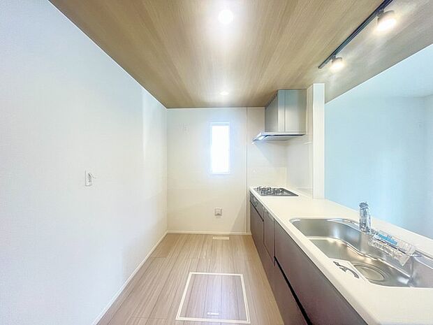 家族が一番集まる場所だから広々としつつも素敵な空間であって欲しい。皆がくつろぐリビングからキッチンまでが一つに繋がる空間。