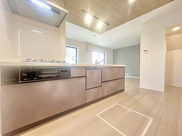 リビングにいる家族の顔が見渡せるカウンターキッチン。お料理もより一層おいしく、楽しく。食器棚を背面に設置しても十分な広さを確保しています。