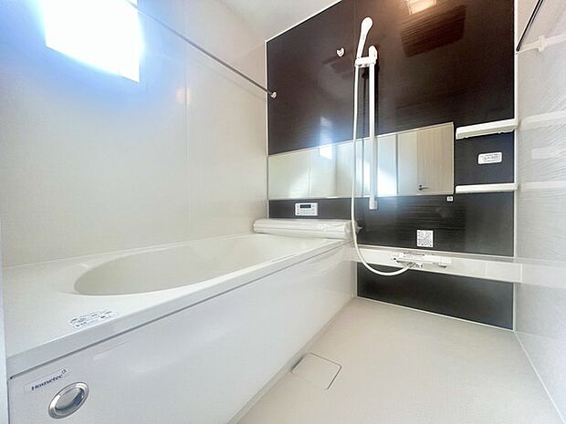 その日の疲れをゆっくりと落としてくれる場所、お子様との大事なひと時を楽しくしてくれる場所。曲線美も感じられるくつろぎのバスタブは、半身浴も楽しめる居心地の良さ。