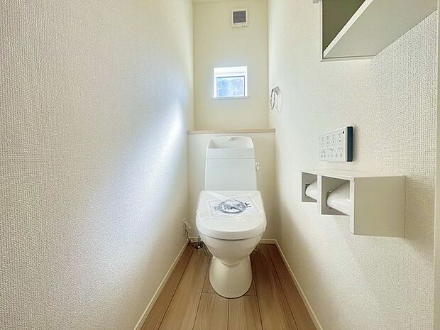 ウォシュレット機能付きのトイレ。換気のしやすい窓付きで、収納もあり実用性も兼ね備えた造り。 