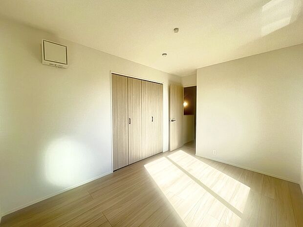 今からここを誰のお部屋にしようか、そんな洋室。大きさは6.25帖です。