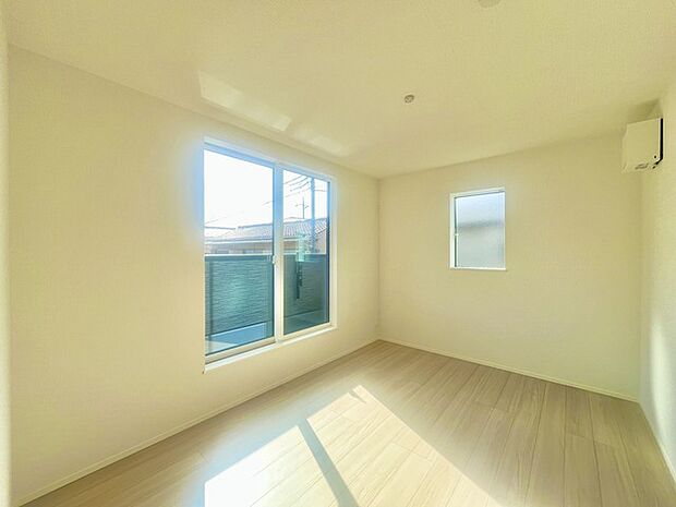 バルコニーに面した6.25帖の洋室。開口部からは優しい陽光が差し込み心地よい風が通り抜けます。 