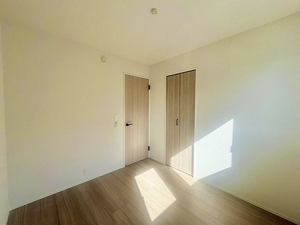 どんな家具にでも相性が良い清潔感ある白色調のクロスを採用。主張しすぎない配色、耐久性にも優れた床材は日々のメンテナンスも楽に、快適に過ごして頂けるよう考えられています。