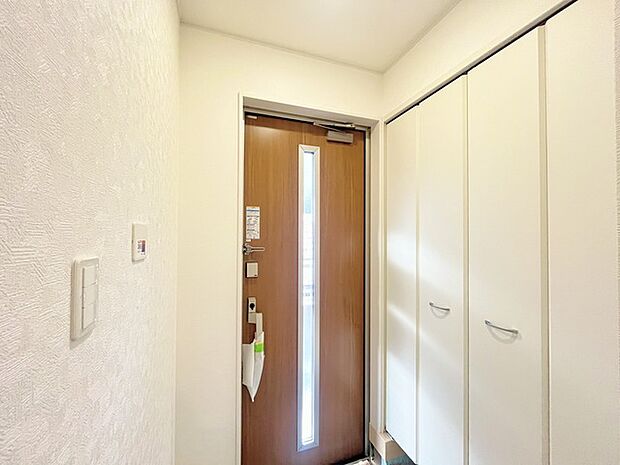 明るく開放的な玄関、靴の脱ぎ履きもしやすく、収納も豊富でご家族皆様の靴をスッキリ収納できます。