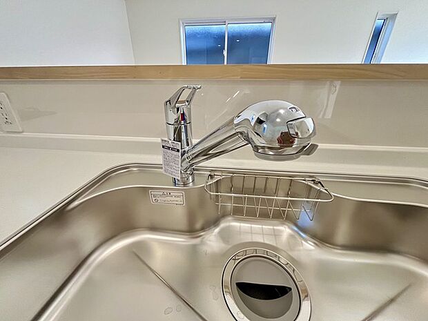 一杯の水も楽しめる浄水器があるシステムキッチン。