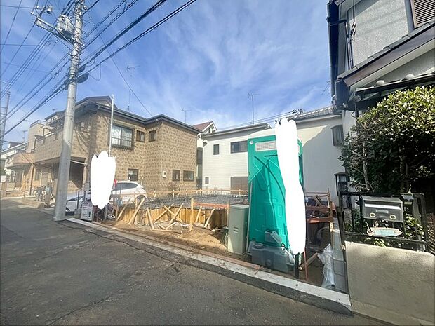 戸建てが立ち並ぶ静かな住宅街。四季折々の移り変わりを感じながら自然と楽しみ、暮らす、そんな毎日を日々の中で感じられる住環境