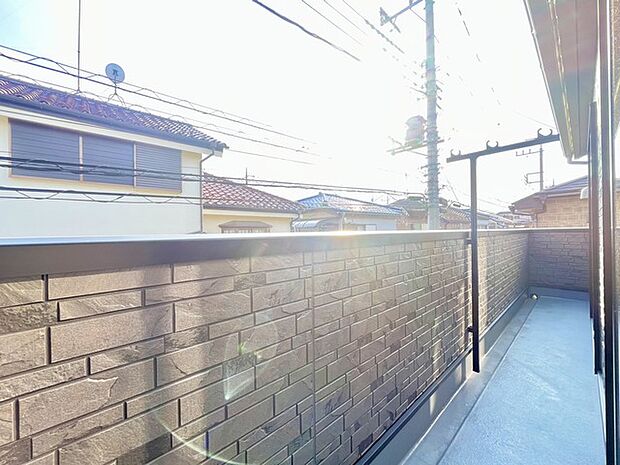 南側のお部屋から出入りできる、奥行きのあるワイドバルコニー。心地よい陽射しと暖かな風を楽しむことが出来ます。