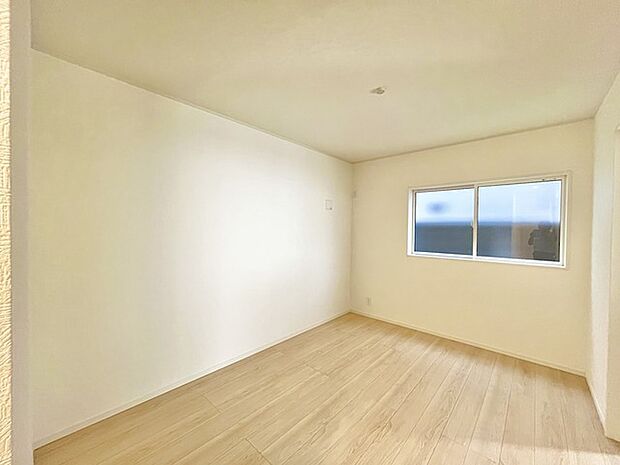 今からここを誰のお部屋にしようか、そんな洋室。大きさは7帖です。