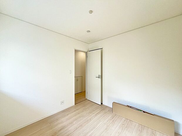 どんな家具にでも相性が良い清潔感ある白色調のクロスを採用。主張しすぎない配色、耐久性にも優れた床材は日々のメンテナンスも楽に、快適に過ごして頂けるよう考えられています。