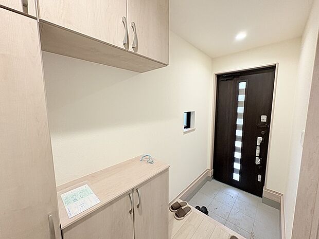 明るく開放的な玄関、靴の脱ぎ履きもしやすく、収納も豊富でご家族皆様の靴をスッキリ収納できます。