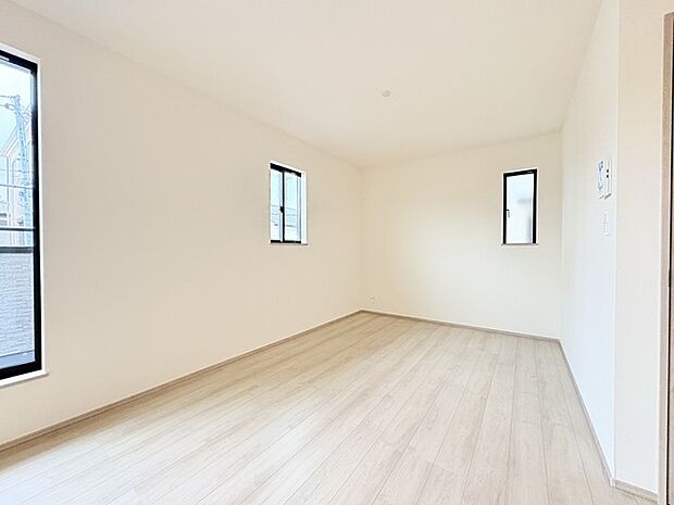 家族の集うリビングには色々な方向から光が差し込む設計に。家族のコミュニケーションが弾むスポットだから明るい雰囲気であってほしい。